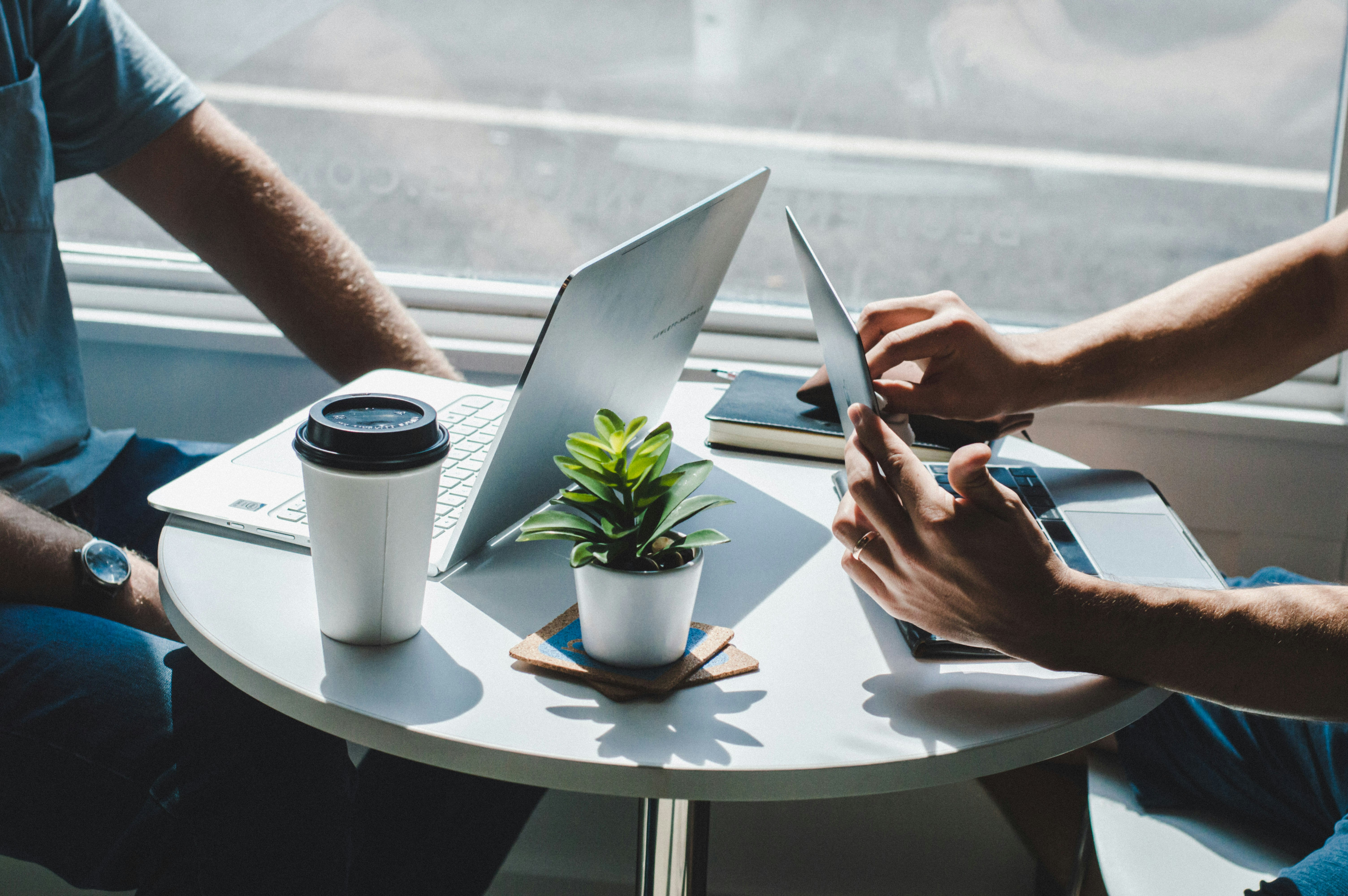 Consultores discutindo tecnologia